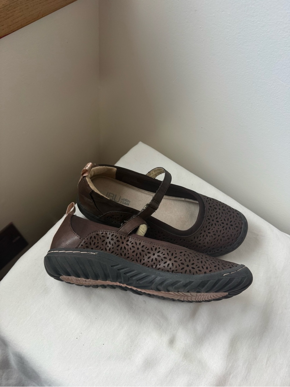 JBU Brown Comfort Mary Jane Shoes – Cutout Floral Design Size 8